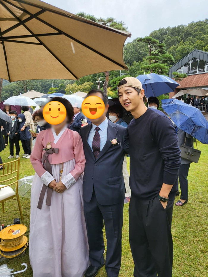 Song Joong Ki vừa tranh thủ ngày nghỉ để dự đám cưới người thân.