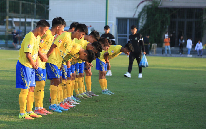 Chuyện về hình ảnh đẹp của bóng đá Việt Nam: Vỗ tay đón đồng đội và cúi đầu chào đối thủ Ảnh 2