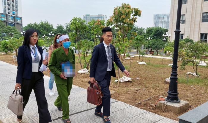 Tòa hỏi muốn yêu cầu xử lý 'nhân tình', kẻ đóng đinh vào bé gái 3 tuổi thế nào: Người mẹ có phản ứng lạ Ảnh 1