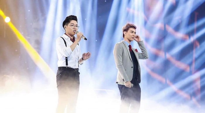 Nam ca sĩ còn chia sẻ lại hình ảnh sân khấu đầu tiên hai em cùng biểu diễn: '27/3/2016. Lần đầu tiên anh em tôi gặp nhau và cũng là lần đầu tiên kết hợp trên một sân khấu lớn luôn'