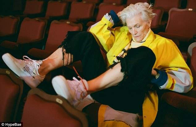 Item quần jean rách và giày sneaker có kiểu dáng phá cách cũng không thể làm khó được Maye Musk.