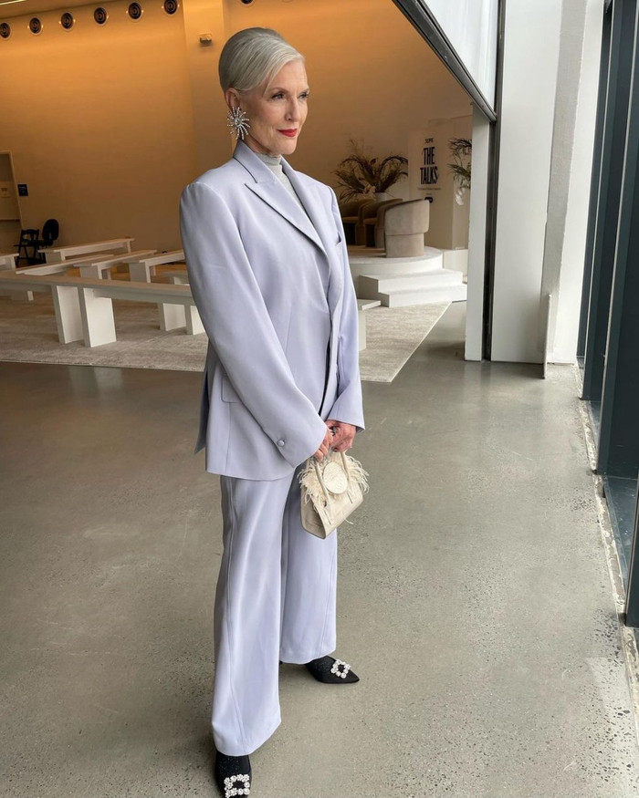 Những bộ suit là item yêu thích được lăng xê nhiệt tình trong tủ đồ của Maye. Để nâng tầm phong cách, mẫu thân của tỷ phú giàu nhất thế giới thường phối thêm nhiều trang sức và phụ kiện statement. 