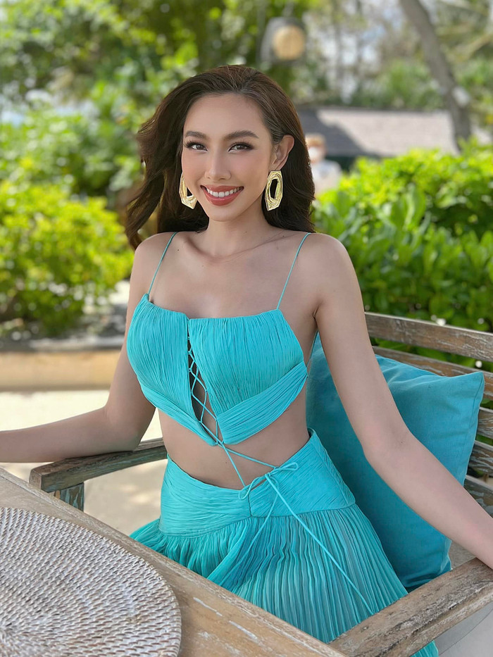 Thùy Tiên thị phạm thí sinh vẫn đẹp hút ống kính: Nawat cưng như cưng trứng, Teresa hứng như hứng hoa Ảnh 2