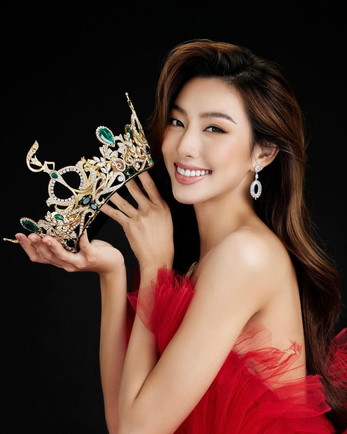 Bức ảnh cầm vương miện với khí chất beauty queen của Thùy Tiên thu về hơn 110K lượt yêu thích.