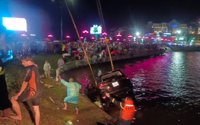 Tìm thấy 2 thi thể trong vụ ô tô lao xuống hồ Xuân Hương Ảnh 2