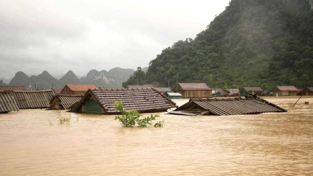 Áp thấp nhiệt đới sẽ mạnh lên thành bão trên biển, bà con miền Trung đối diện với nguy cơ lũ chồng lũ Ảnh 2