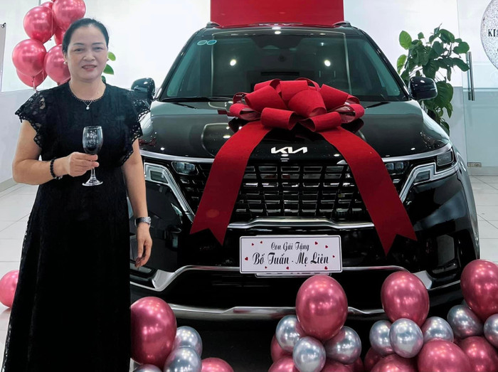 Mẹ Hoà Minzy hạnh phúc với món quà con gái dành tặng.