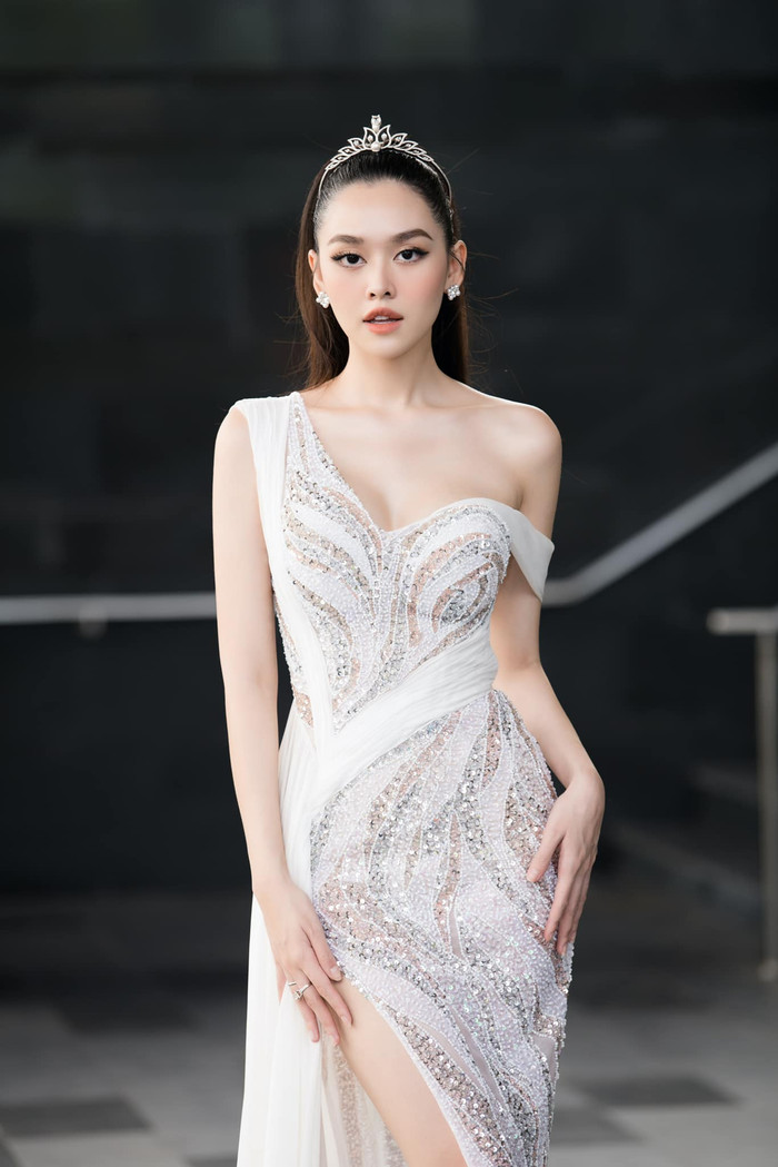 Năm 2020, Á hậu Tường San đã kết hôn với bạn trai thiếu gia lớn hơn 9 tuổi. Vào tháng 11 năm ngoái, người đẹp hạ sinh con gái đầu lòng và nhận được nhiều lời chúc phúc từ đông đảo khán giả