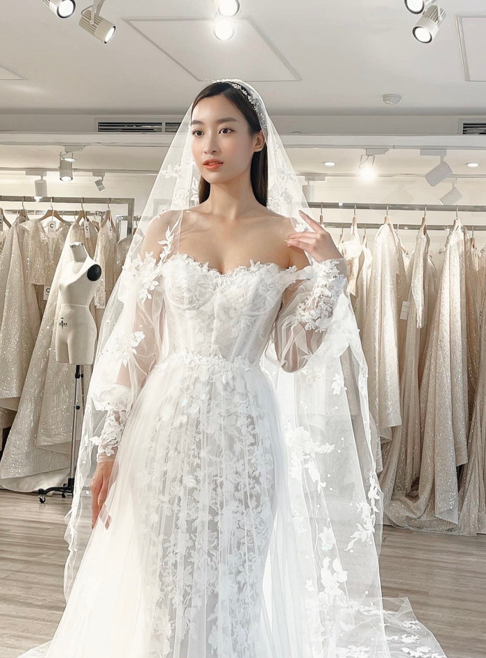 Cô diện một thiết kế váy cưới đuôi cá hở vai cực kỳ cuốn hút