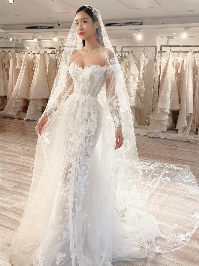 Hình ảnh Hoa hậu Đỗ Mỹ Linh thử váy cưới tại studio vừa được hé lộ&nbsp;