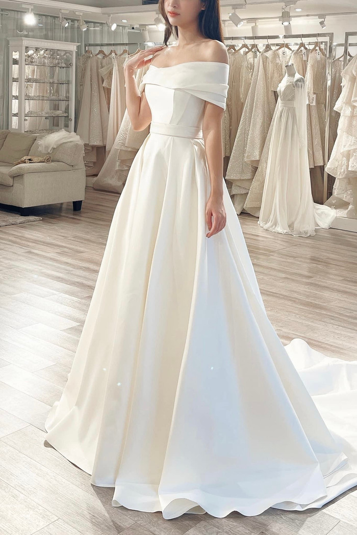 Mẫu đầm trơn dáng xòe nền nã nhưng tôn lên được vẻ sang trọng, quý phái cho người mặc