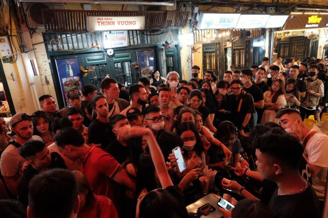 Khán giả xếp hàng dài chờ đợi vào bên trong địa điểm nơi MONO biểu diễn.