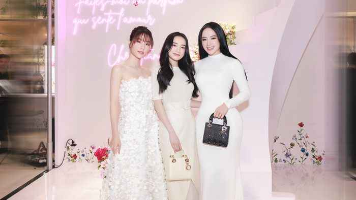 Mỹ nhân sinh năm 1995 hội ngộ với đàn chị tại sự kiện