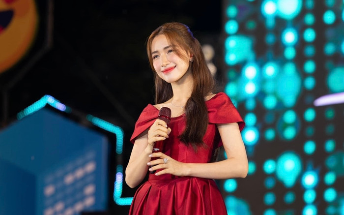 Không ngại chi tiền khủng báo hiếu bố mẹ nhưng Hoà Minzy vẫn lo lắng vì điều này Ảnh 2