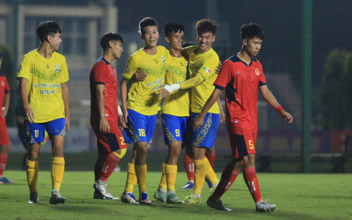 Sao trẻ CLB Vị Trí Vàng Kon Tum lập siêu phẩm 'xe đạp chổng ngược', hiếm gặp ở BĐVN Ảnh 2