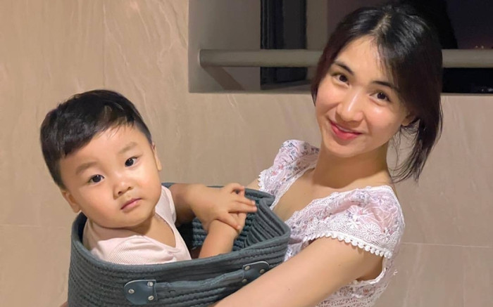 Clip: Bé Bo gào khóc khi phải xa mẹ, Hòa Minzy lặng người dỗ dành con khiến nhiều người xúc động Ảnh 2