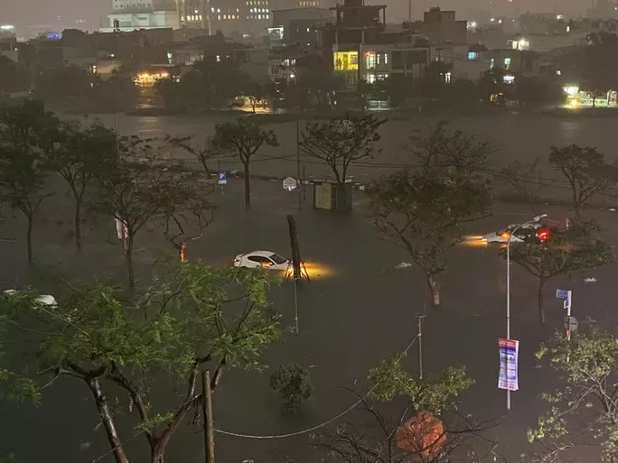 Đường Hàm Nghi (quận Thanh Khê) ngập nước. Ảnh: Người Lao Động