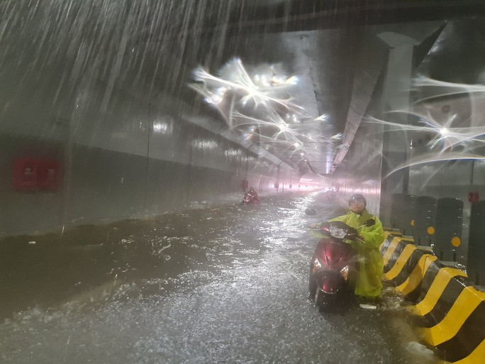 Hầm chui cầu Trần Thị Lý mênh mông nước. Đây là công trình vừa được đưa vào sử dụng từ ngày 29/3 năm nay, tổng vốn đầu tư hàng trăm tỉ đồng. Ảnh: Người Lao Động