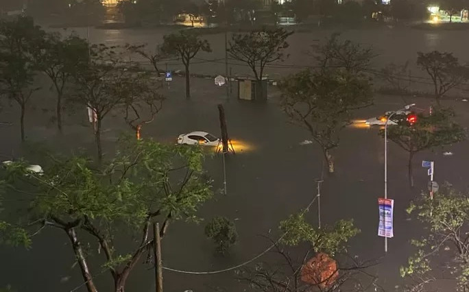 Mưa lớn kéo dài cả ngày, người dân Đà Nẵng chật vật trong 'biển nước' Ảnh 2