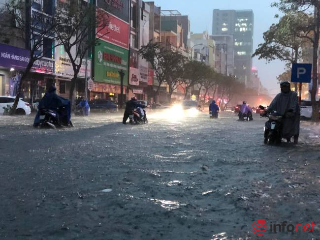 Nước ngập sâu đúng giờ tan tầm khiến nhiều người phải để xe lại, đi bộ để về nhà 