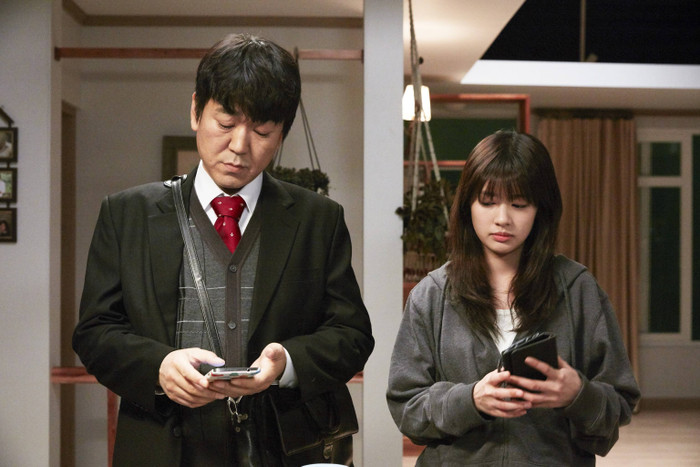 Khoảng thời gian tham gia bộ phim Daddy You, Daughter Me cùng Jung So Min, Yoon Je Moon cũng từng gây ra nhiều tranh cãi khi xuất hiện với tình trạng say xỉn trong một cuộc phỏng vấn.