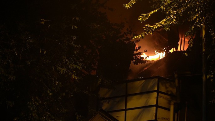 Lửa bùng lên dữ dội tại tầng trên cùng của căn nhà. Ảnh: Người Lao Động