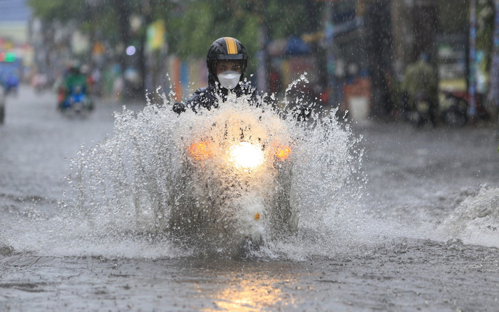 Dự báo thời tiết hôm nay (15/10): Bão số 5 suy yếu thành áp thấp nhiệt đới, miền Trung mưa lớn Ảnh 2