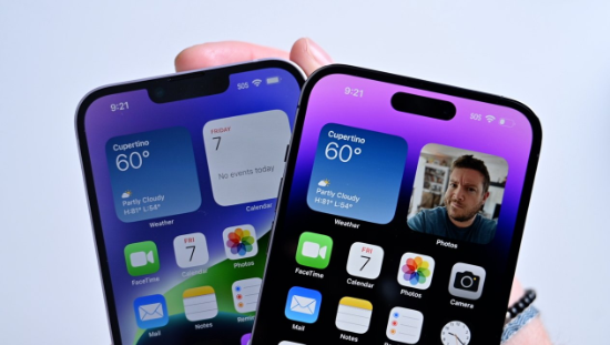 Dynamic Island trên iPhone 14 Pro Max (phải) thú vị hơn