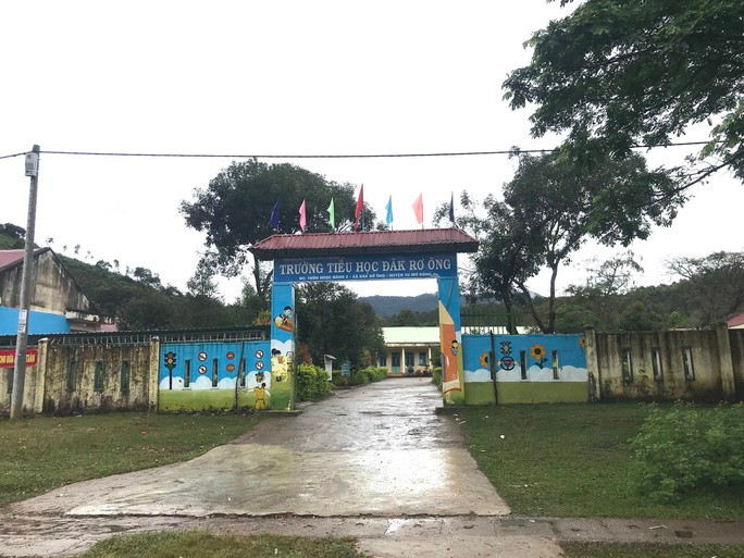 Trường Tiểu học Đắk Rơ Ông tạm thời phân công một hiệu phó phụ trách sau khi hiệu trưởng bị cách chức