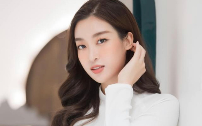 Lấy chồng tỷ phú, Đỗ Mỹ Linh soán ngôi ca sĩ Thuỷ Tiên trở thành người xinh đẹp nhất làng túc cầu Ảnh 2