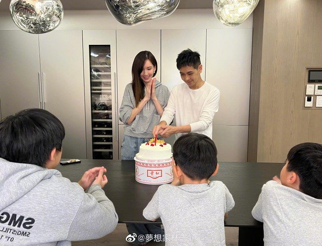 Hình ảnh mới nhất của Lâm Chí Dĩnh bên cạnh bà xã và các con