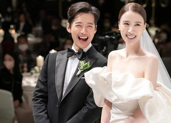 Cặp đôi không giấu khỏi sự hạnh phúc khi cùng nhau khép lại mối tình 7 năm bằng một đám cưới đầm ấm