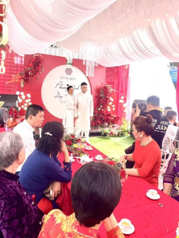 Hình ảnh của Vũ Duy Khánh và bà xã trẻ tuổi trong lễ vu quy