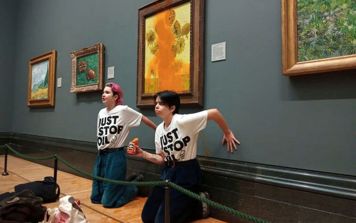 Kiệt tác của Van Gogh bất ngờ bị ném súp cà chua Ảnh 2