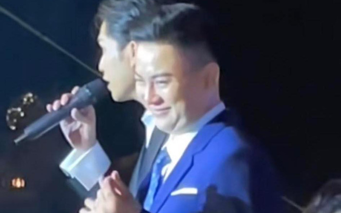 Hoài Lâm rơm rớm nước mắt trên sân khấu, chỉ một cử chỉ nhỏ thể hiện tình yêu dành cho khán giả Ảnh 2