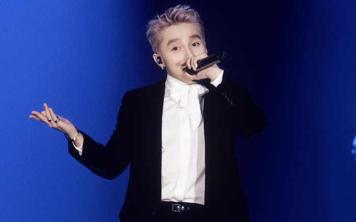 Nhận lời thách thức của fan, Sơn Tùng cởi luôn áo trên sân khấu Ảnh 2