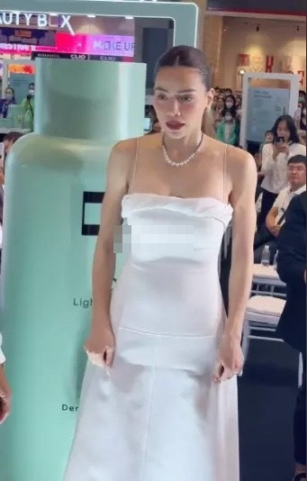 Hà Hồ diện dây, khéo léo khoe 3 vòng chuẩn không cần chỉnh.