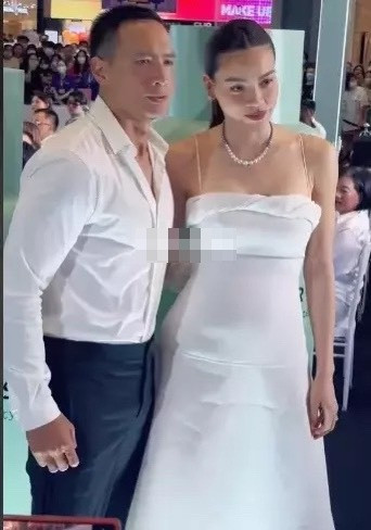 Hà Hồ - Kim Lý 'tình bể bình', tay trong tay góp mặt trong một sự kiện.