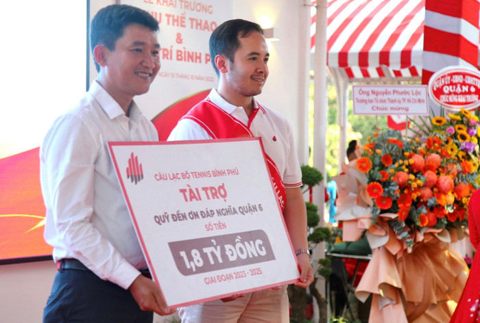  Ông Võ Quốc Huy (bên phải) có niềm đam mê thể thao và tiếp bước người bố nổi tiếng để cống hiến cho thể thao nước nhà.