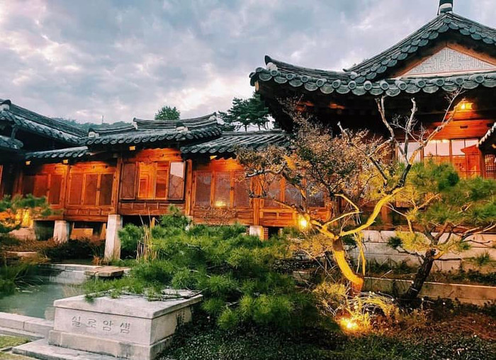 Không gian nơi tổ chức lễ cưới vừa được Son Ye Jin chia sẻ.