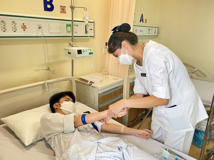 Dưới sự chăm sóc tận tình của các bác sĩ, Kiệt hồi phục thần kỳ từ cửa tử.