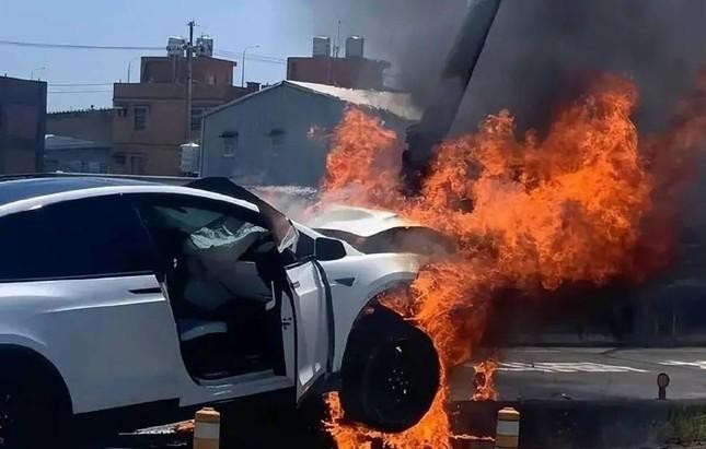 Hình ảnh hiện trường nơi Lâm Chí Dĩnh và con trai gặp tai nạn giao thông