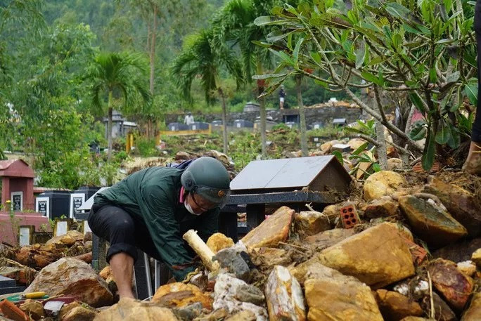 Nghĩa trang lớn nhất Đà Nẵng xáo trộn nghiêm trọng sau trận mưa lớn Ảnh 2