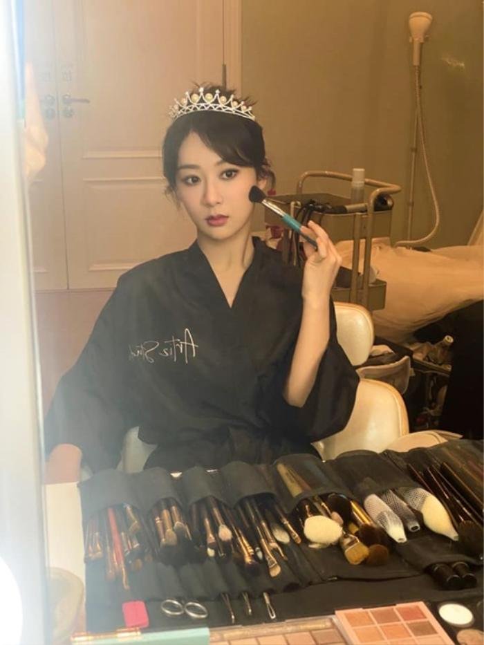 Cùng tạo kiểu trong hậu trường makeup: Địch Lệ Nhiệt Ba được khen khí chất, Dương Tử bị chê 'phèn' Ảnh 2