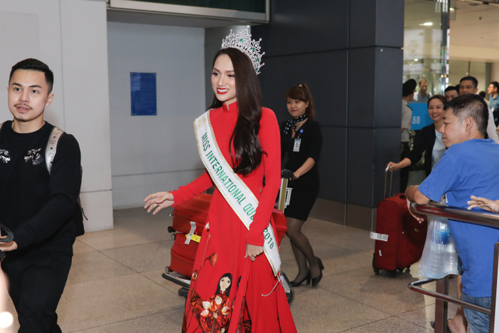 Điểm chung của Bảo Ngọc - Hương Giang - Thùy Tiên ngày trở về nước sau giật vương miện quốc tế Ảnh 5