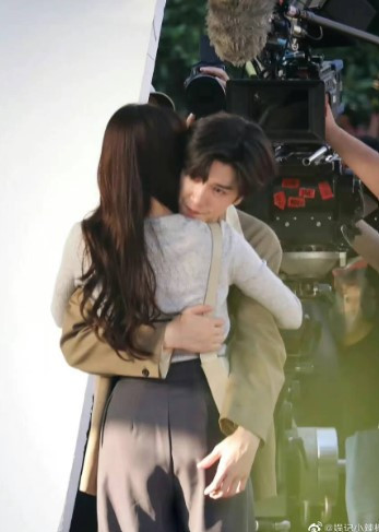 Lộ khoảnh khắc Triệu Lộ Tư phụng phịu đòi Trần Triết Viễn ôm trong Vụng Trộm Không Thể Giấu Ảnh 3