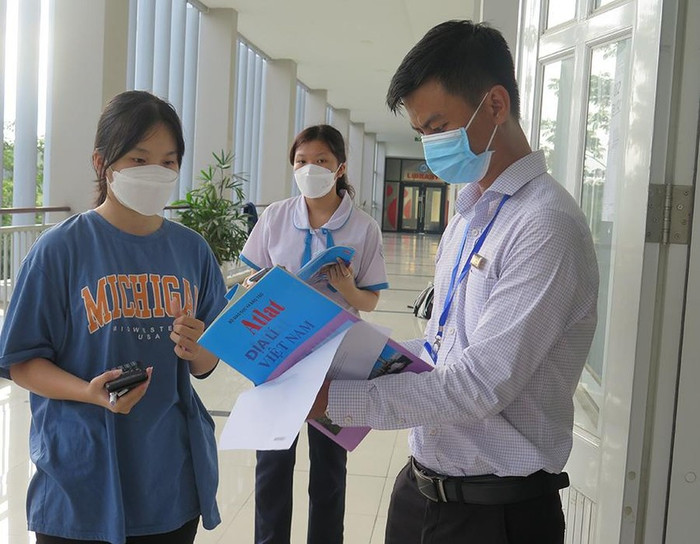 Thí sinh tham dự kỳ thi đánh giá năng lực năm 2022 do ĐH Quốc gia TP.HCM tổ chức.Ảnh: PHẠM ANH