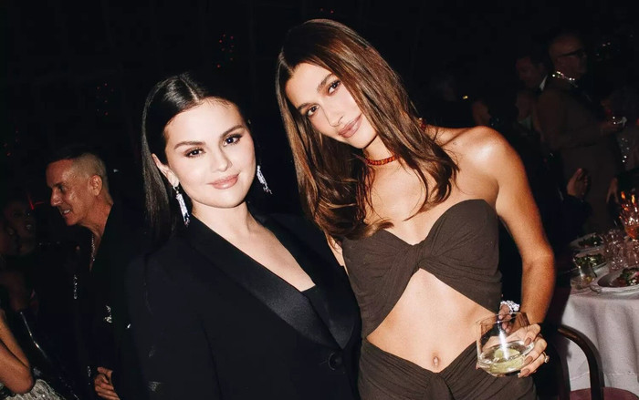 Khoảnh khắc 'tình thương mến thương' của Hailey Bieber và Selena Gomez gây xôn xao 'cõi mạng' Ảnh 2