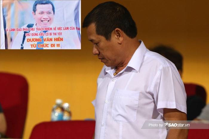 CĐV Nam Định từng giăng băng rôn muốn ông Dương Văn Hiền từ chức.