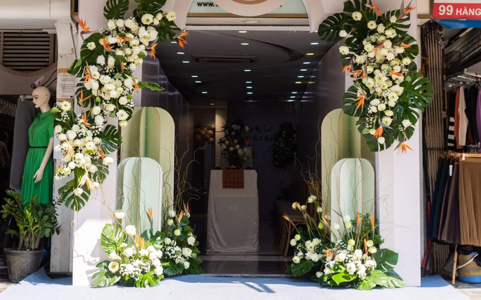 Trước giờ lễ ăn hỏi Hoa hậu Đỗ Mỹ Linh: Hoa tươi phủ kín, an ninh được siết chặt Ảnh 2